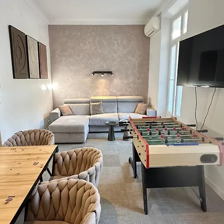 Apartment 2 Bedrooms, Large Terrace, Center *