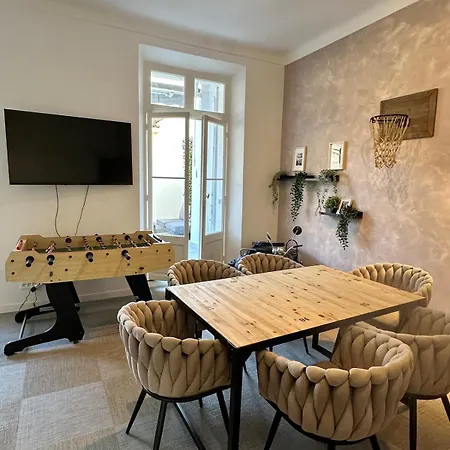 Apartment 2 Bedrooms, Large Terrace, Center *