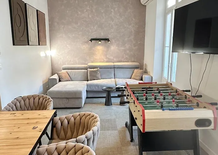 Apartment 2 Bedrooms, Large Terrace, Center *