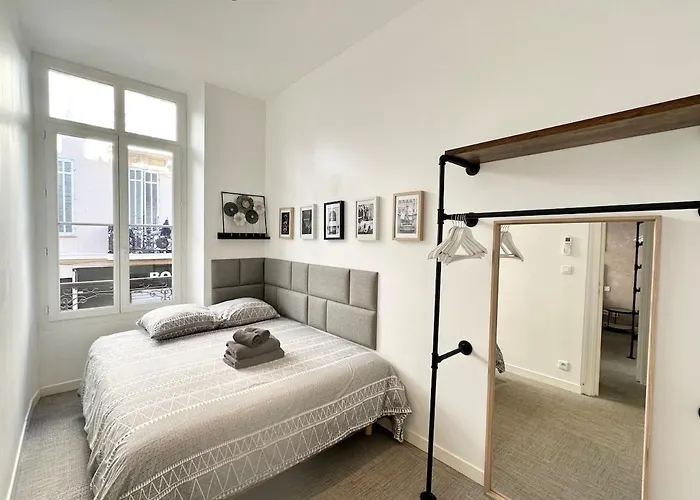 2 Bedrooms, Large Terrace, Center Apartment