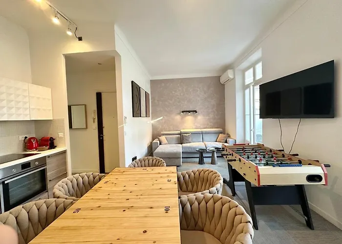 Apartment 2 Bedrooms, Large Terrace, Center *