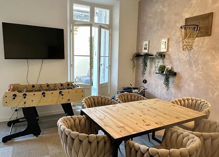 Apartment 2 Bedrooms, Large Terrace, Center *