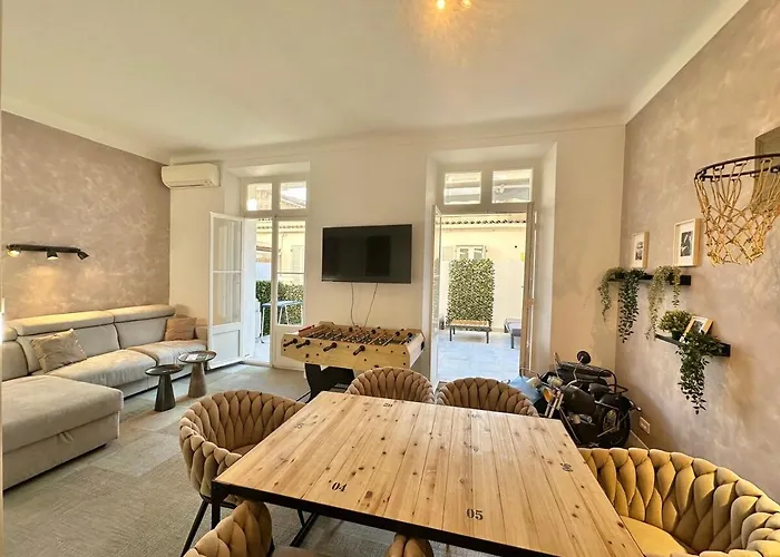 Apartment 2 Bedrooms, Large Terrace, Center *